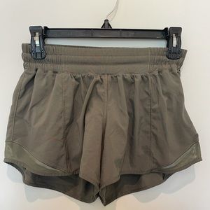 Lululemon size 6 hotty hot short 4”